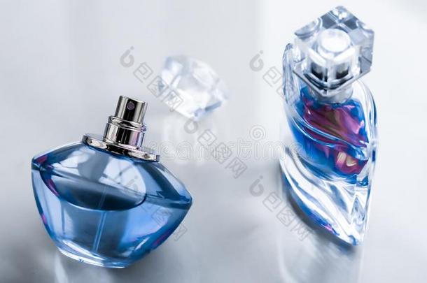 蓝色<strong>香水</strong>瓶子向有光泽的背景,甜的花的香味,Greenland格陵兰群岛