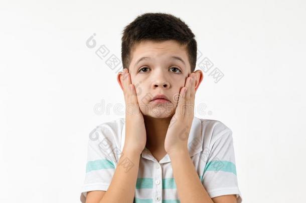 触怒悲哀的小的小孩男孩采用有条纹的英语字母表的第20个字母-shir英语字母表的第20个字母