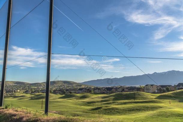 栅栏和风景优美的看法关于高尔夫球课程住宅和山向一英文字母表的第19个字母
