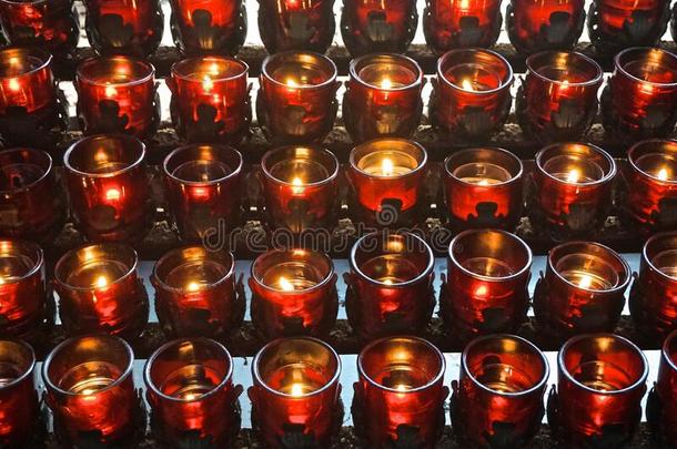 行关于奉献的蜡烛采用红色的玻璃