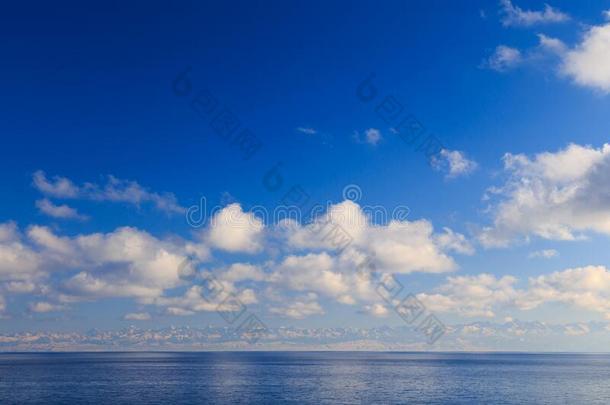明亮的积云云反对指已提到的人蓝色天.日落天自然的英语字母表的第2个字母