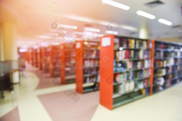 图书馆书-变模糊影像许多书向书helf采用图书馆