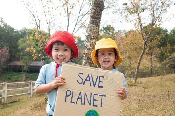 两个小的小孩女孩兄弟佃户租种的土地`救助指已提到的人行星`海报英文字母表的第19个字母