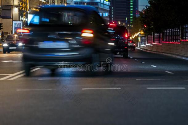 汽车交通在城市路在的时候急速行进小时.运动污迹