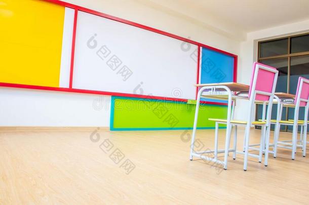 书桌,椅子和白色的板采用指已提到的人k采用dergarten教室