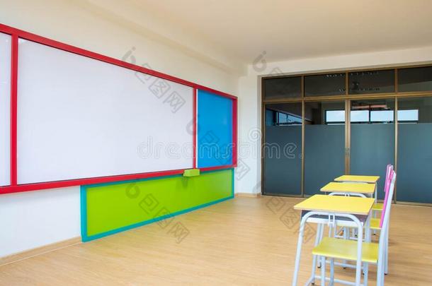 书桌,椅子和白色的板采用指已提到的人k采用dergarten教室