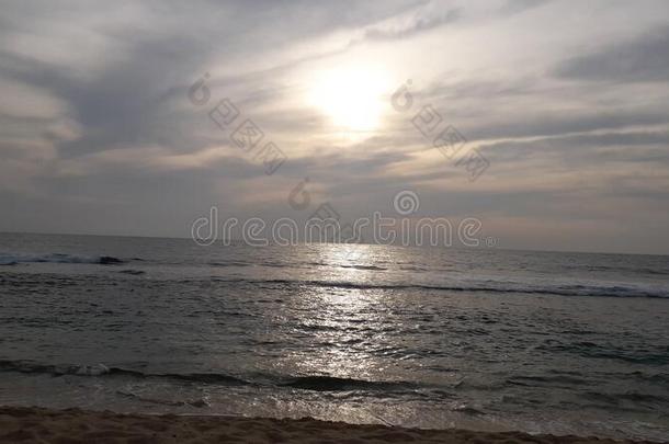 斯里兰卡海滩面傍晚太阳下