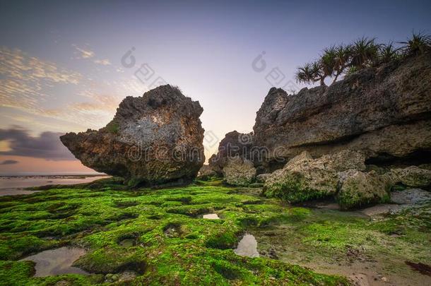 绿松石水和岩石形成在<strong>青草</strong>海滩,日惹