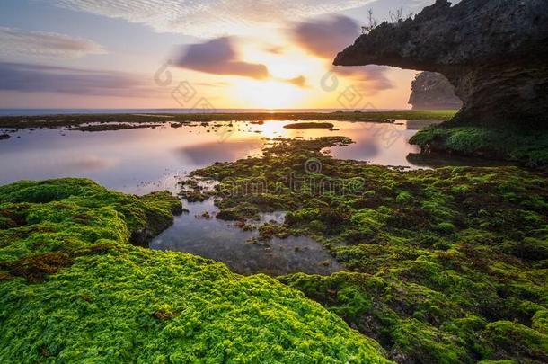 绿松石水和岩石形成在青草海滩,日惹