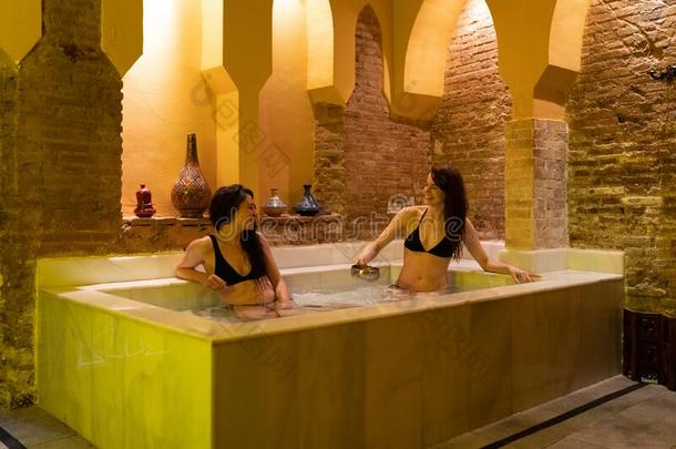两个女人享有阿拉伯的公共<strong>澡堂澡堂</strong>采用格兰纳达薄呢