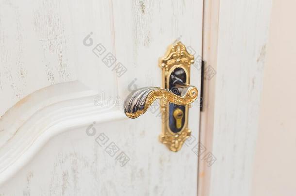 关在上面关于典型的金色的门手感向白色的门.