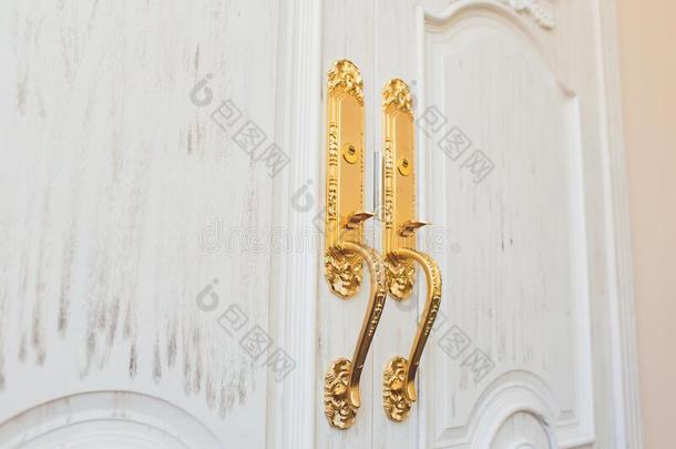关在上面关于典型的金色的门手感向白色的门.