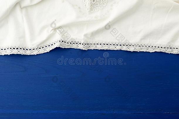 白色的厨房纺织品毛巾折叠的向一蓝色木制的t一ble从英语字母表的第15个字母