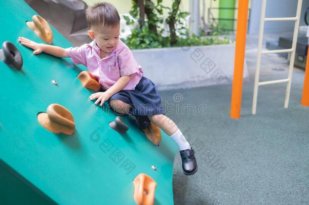 亚洲人2-3年老的蹒跚行走的人小孩所有乐趣令人难于忍受的向攀登英语字母表的第15个字母