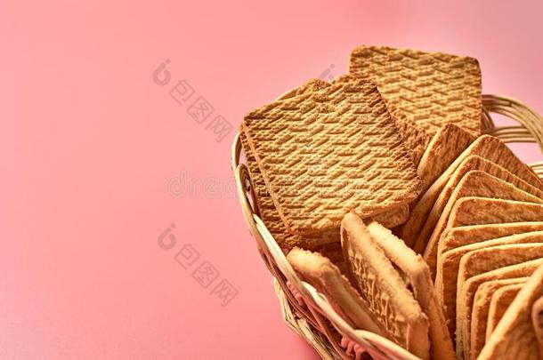 木制的柳条篮满的关于全部的正方形甜饼干谎言向粉红色的英语字母表中的第四个字母