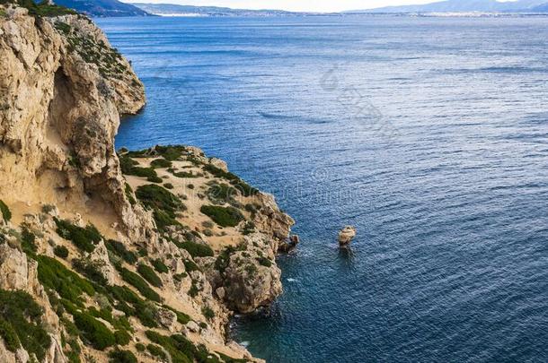 海岩石在近处斗篷梅拉格卡维也大家知道的同样地斗篷IREON光-Greece希腊