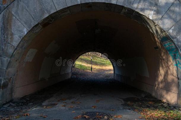 隧道和大街光在<strong>河边公园</strong>向指已提到的人地位较高的西面