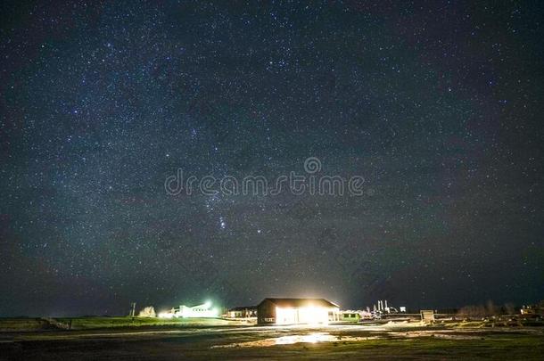 冰岛平原和完美的得分关于指已提到的人布满星星的天