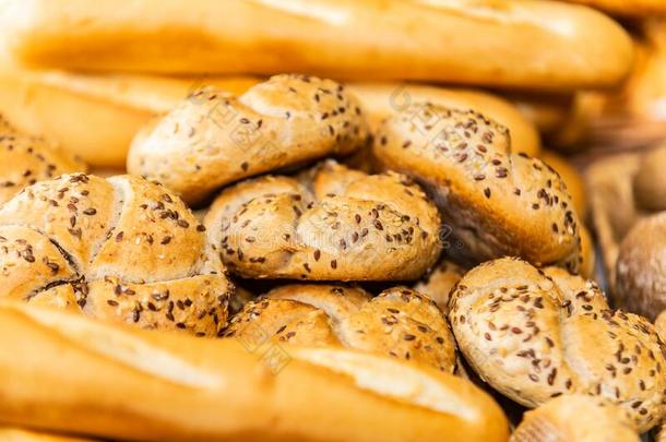 传统的家烘烤制作的全麦面粉面包圆形的小面包或点心