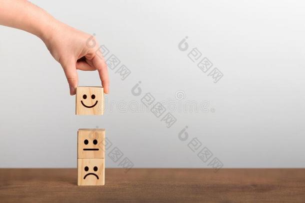 手精选的在上面指已提到的人幸福的面容微笑象征向木制的立方形