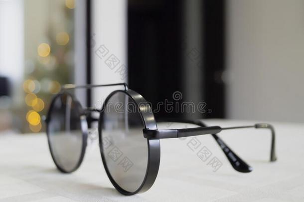 背景<strong>圆</strong>形的眼镜和黑的框架