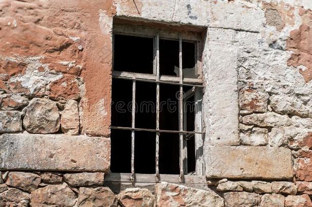 生锈的窗格子和老的块砖墙
