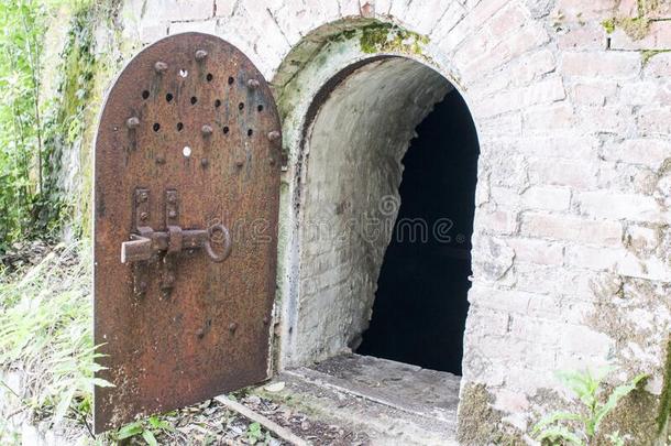 老的金属门向指已提到的人地下室.金属门向指已提到的人地下室