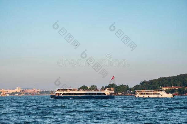 美丽的看法关于乘客船采用指已提到的人博斯普鲁斯.伊斯坦布尔