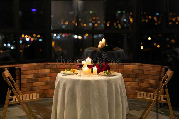 serve的过去式表和食物和燃烧的蜡烛采用饭店采用terio