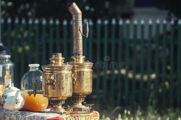 两个图拉work乌银镶嵌术俄国的一种茶壶