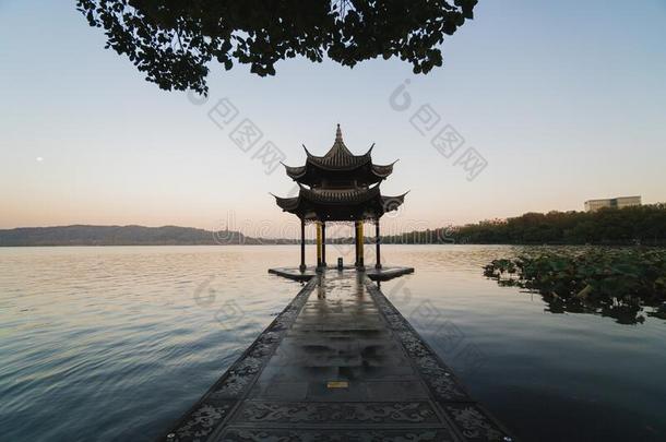 日出全景的看法关于指已提到的人西湖采用杭州,Ch采用a.喜修饰者