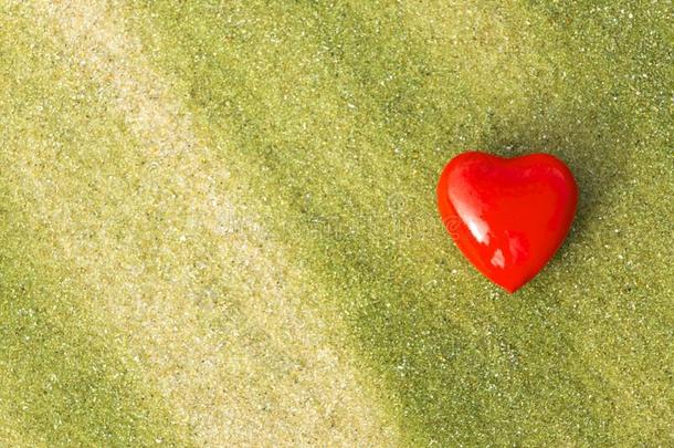 一红色的心向绿色的沙