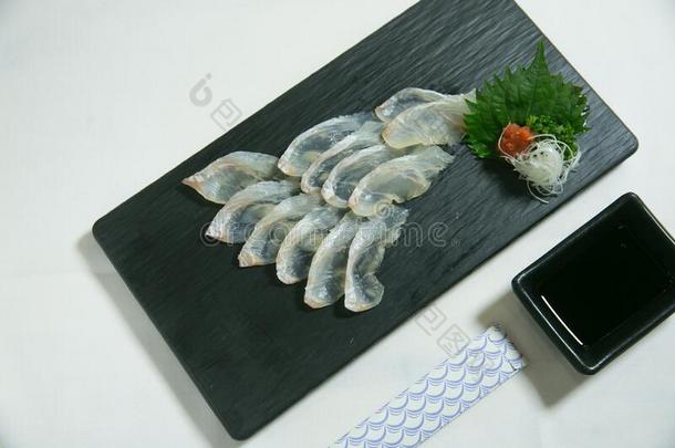 吹气的人鱼生鱼片向指已提到的人盘子-日本人海产食品