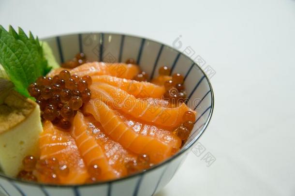 鲑鱼和蟹rightearvantage右耳优势生鱼片稻碗-日本人食物