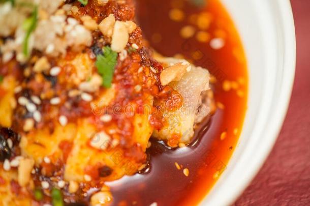 蒸熟的鸡和红辣椒调味汁-日本人海产食品