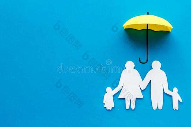 生存<strong>保险</strong>观念.家庭轮廓保护在旁边雨伞