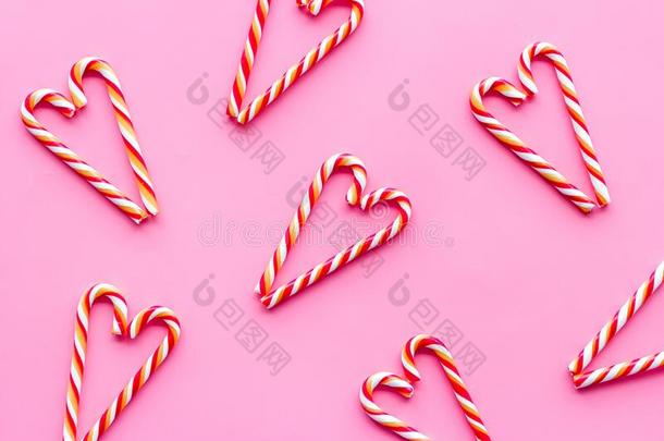 圣诞节糖果手杖模式和心偶像向粉红色的背景