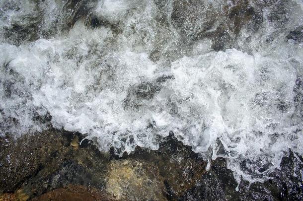 海洋的波在的时候暴风雨.水辗前进地和沸腾在肖尔