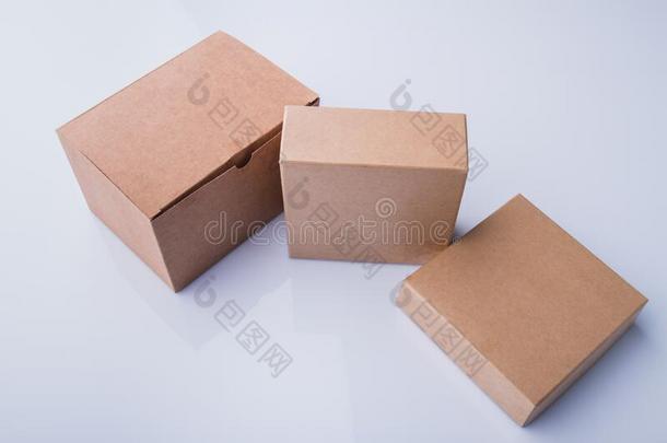 num.三不同的米黄色卡纸板盒.