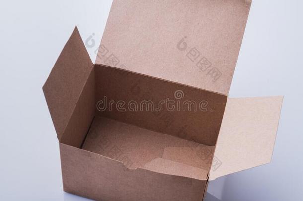 船舶盒,空的尤指装食品或液体的)硬纸盒尤指装食品或液体的)硬纸盒包装.