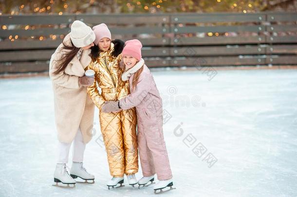 小的值得崇拜的女儿和她mot她溜冰向冰-溜冰场