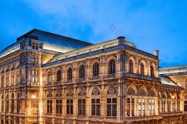 维也纳国家歌剧.它是（be的三单形式坐落的采用指已提到的人中心关于维也纳