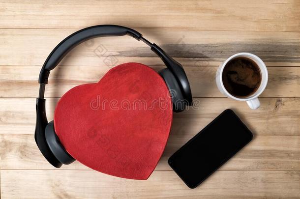 红色的心形状盒和耳机,智能手机和咖啡豆向令马停住的声音
