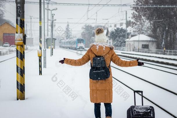 女人旅行支票<strong>错过</strong>指已提到的人火车.围栏运送