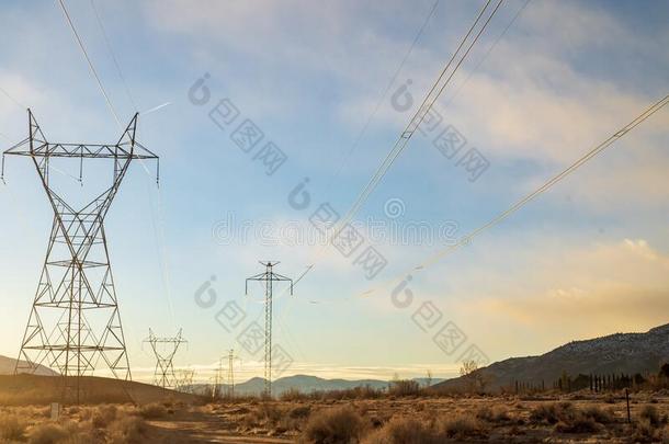 用电的动力台词和塔采用沙漠山谷