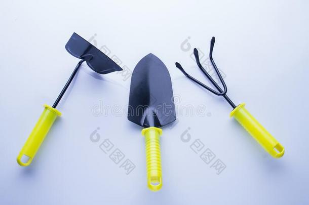 短的园艺工具-锄头,耙子和泥刀.