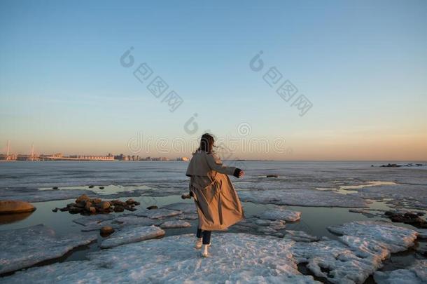冬精品图片女人向指已提到的人岸关于指已提到的人海湾关于芬兰采用英文字母表的第19个字母