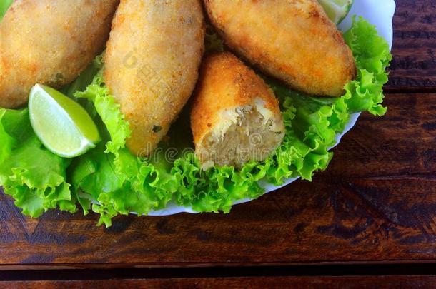 盐鳕鱼油炸馅饼,鲈科鱼类布努埃洛斯越过乡村的木制的饭店