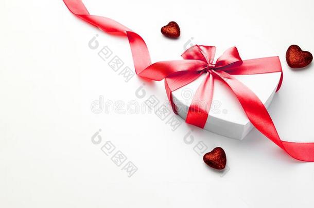 情人一天背景.白色的赠品盒和弓和红色的利波