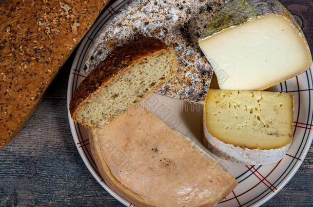 干酪和汤姆demand需要萨瓦,法国的奶酪皱叶甘兰,法国的alkali-treatedlipopolysaccharide碱处理